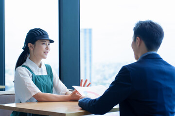 店長と面談をする飲食店のスタッフ