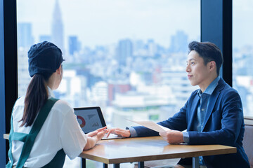 支店長と面談をする飲食店のスタッフ