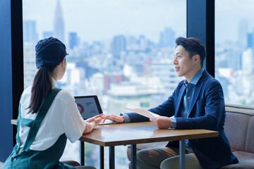 支店長と面談をする飲食店のスタッフ