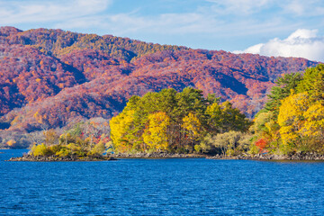 日本の風景・秋　福島県裏磐梯　紅葉の桧原湖