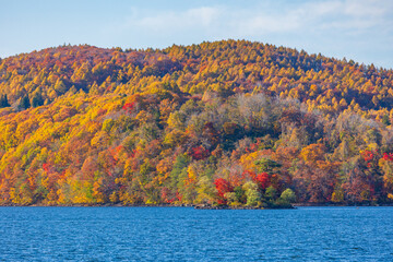 日本の風景・秋　福島県裏磐梯　紅葉の桧原湖