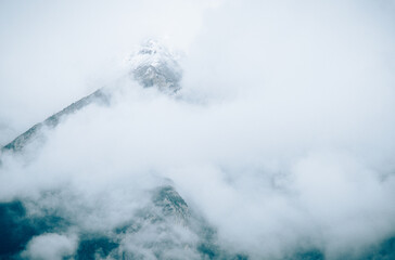 Obraz premium Misty Snow-Capped Mountain Peak Landscape Photography in Autumn and Winter, Sichuan-Xizang China 