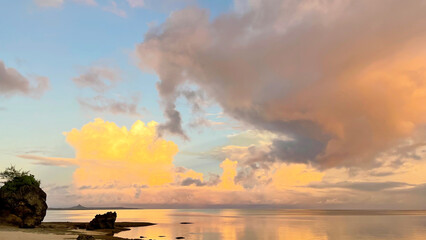 美しい朝焼けの海岸風景 鏡のような水面 沖縄県今帰仁村 © creamfeeder