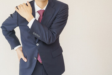 腰痛や肩凝りので辛いビジネスマン