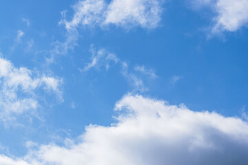 Obraz premium 春の始まりの青空と雲の表情のクローズアップ80