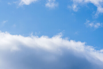 Obraz premium 春の始まりの青空と雲の表情のクローズアップ81