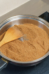 煎りぬか(炒りぬか)・フライパンで深煎りして茶色くなった米ぬか