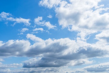 Fototapeta premium 春の始まりの青空と広がる雲66