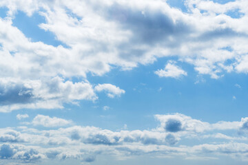 Fototapeta premium 春の始まりの青空と広がる雲70