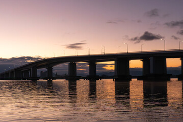 オレンジに染まる夜明けの琵琶湖　日本一長い淡水橋　琵琶湖大橋　滋賀県大津市