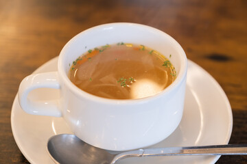 洋食屋の野菜入りコンソメスープ