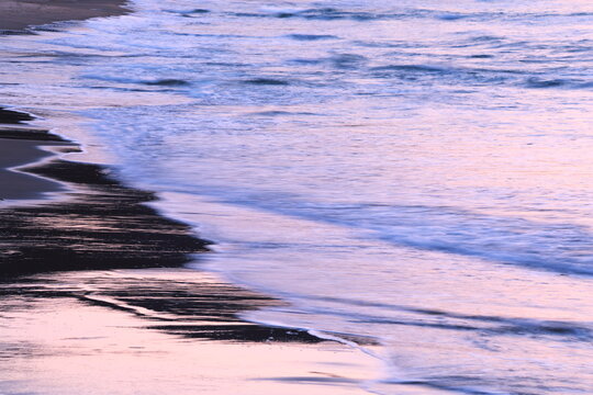 夕焼けに染まる海辺」の写真素材 | 1,632件の無料イラスト画像 | Adobe