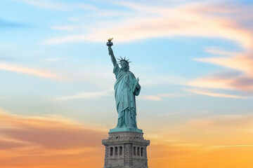 Obraz premium Statue of Liberty in the background of skyscrapers in Manhattan. New York, USA