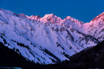 夜明けの白馬村から北アルプス不帰ノ嶮モルゲンロート