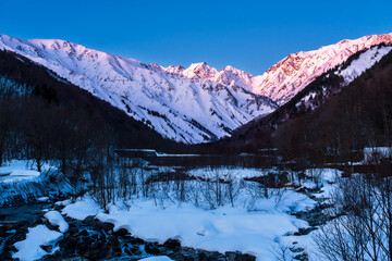 夜明けの白馬村から北アルプス不帰ノ嶮モルゲンロート