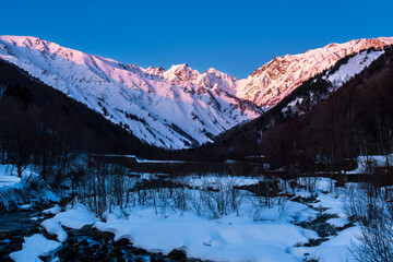 夜明けの白馬村から北アルプス不帰ノ嶮モルゲンロート