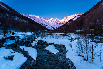 夜明けの白馬村から北アルプス不帰ノ嶮モルゲンロート