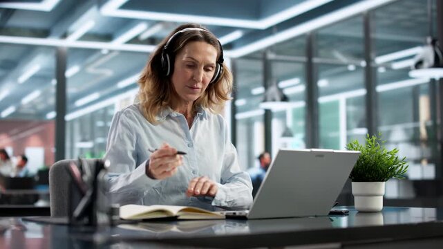Virtual Online Course: Woman Meeting Colleagues