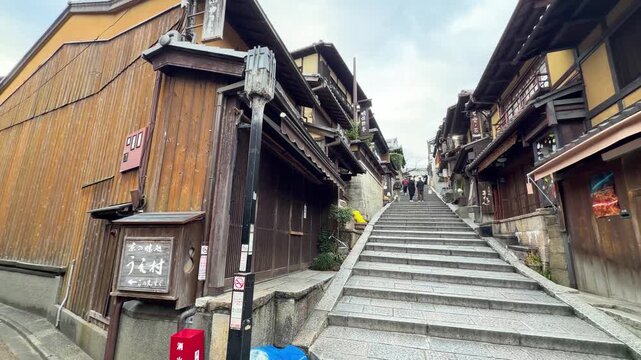 京都 清水寺と三年坂の伝統的な町並み 日本の歴史ある観光地