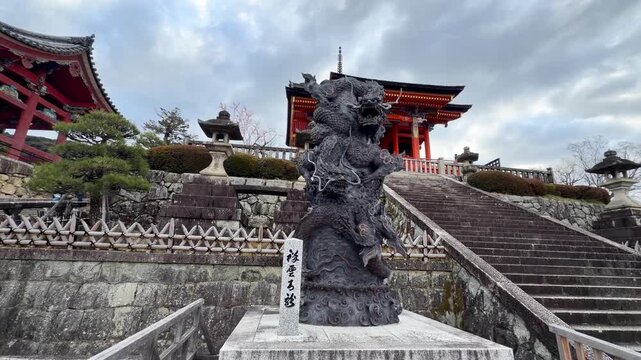 京都 清水寺と三年坂の伝統的な町並み 日本の歴史ある観光地