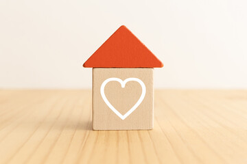 木製の積み木の家にハートマーク　住宅　不動産　マイホーム　エコハウス