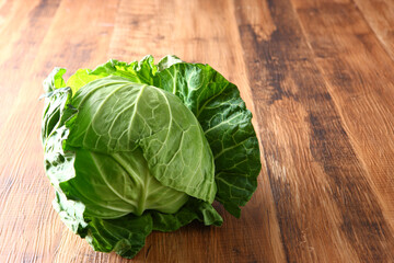 春キャベツ１玉　木目バック