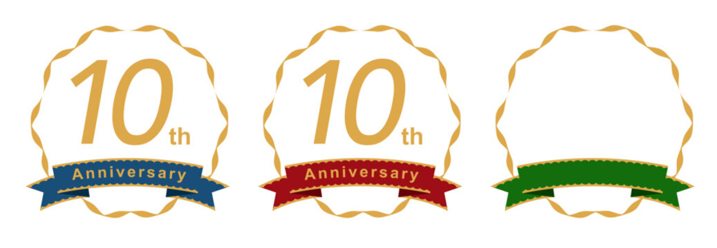 金色の波型フレームとリボンを組み合わせた10周年アニバーサリーロゴ・エンブレムセット。紺、赤、緑のカラーバリエーションと自由な文字入れが可能な空白テンプレート。企業の創立記念、ブランドの周年イベント、高級感のある販促キャンペーンに最適なベクター素材。