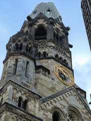 Obraz premium Berlin Kaiser Wilhelm Memorial Church Tower Ruin - War Damaged Church Facade - Germany