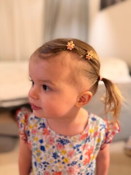Portrait d&rsquo;un jeune enfant aux cheveux attach&eacute;s avec petite barrette dor&eacute;e