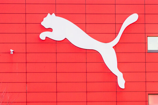 Gro&szlig;es Puma Logo an der roten Fassade eines Geb&auml;udes am Headquarter der Puma SE am Unternehmenssitz des internationalen Sportartikelherstellers in Herzogenaurach. 