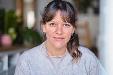 Obraz premium close up shot of Woman posing looking at camera in casual home