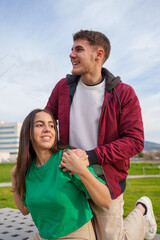 Naklejka premium Young couple enjoying outdoor time with happiness