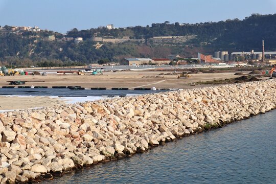 Bagnoli - Nuova scogliera lungo la linea di costa
