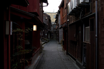 Fototapeta premium Narrow alleyway in historical Japanese district at dusk