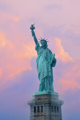 Fototapeta premium statue of liberty at sunset