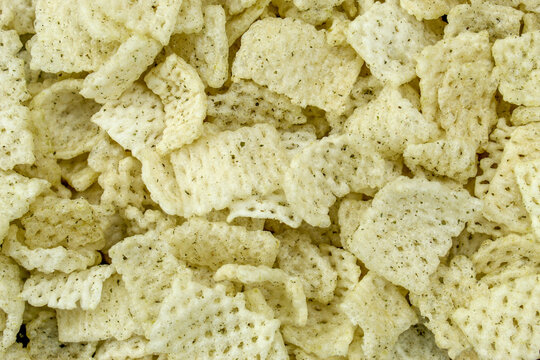 The texture of the crispy snack chips is square in shape with seaweed seasoning.