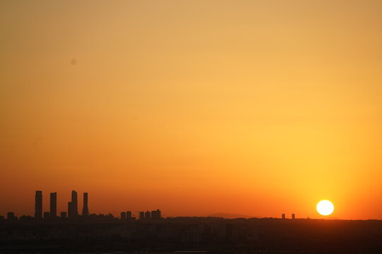 Puesta de Sol al atardecer con la silueta de los edificios en la ciudad de Madrid