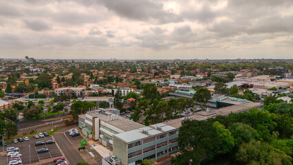 Obraz premium Panoramic Aerial Drone view of Inner Suburbs of Melbourne housing, roof tops, the streets and the parks, the roads and trees of Ascot Vale Moonee Ponds Brunswick Essendon and Maribyrnong in VIC Victor