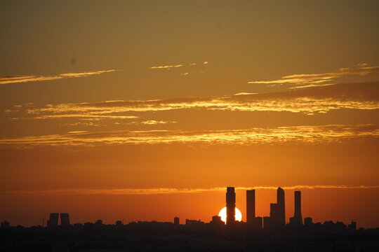 Puesta de Sol con la silueta de los edificios en la ciudad de Madrid