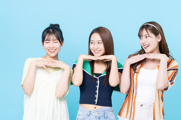 仲良しの若い女性