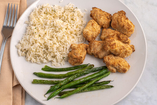 chicken bites  with rice ans string beans