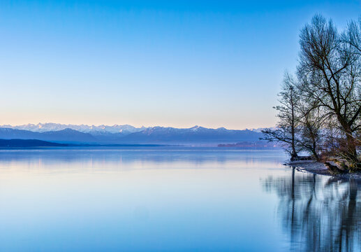 Stimmung am fr&uuml;hen Morgen bei Sonnenaufgang am Starnberger See, Bayern, Deutschland, Europa
