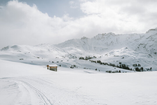 verschneite Landschaft mit Holzh&uuml;tten auf der Seiser Alm