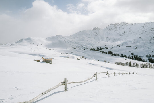verschneite Landschaft mit Holzh&uuml;tten auf der Seiser Alm