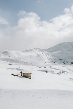 verschneite Landschaft mit Holzh&uuml;tten auf der Seiser Alm