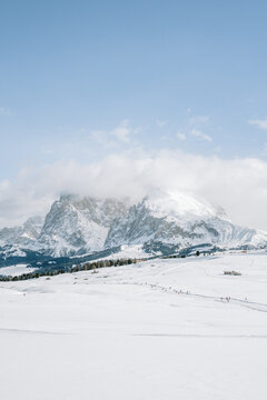 Blick von der Seiser Alm auf das Langkofelmassiv im Winter mit Skipisten und Langlaufloipen
