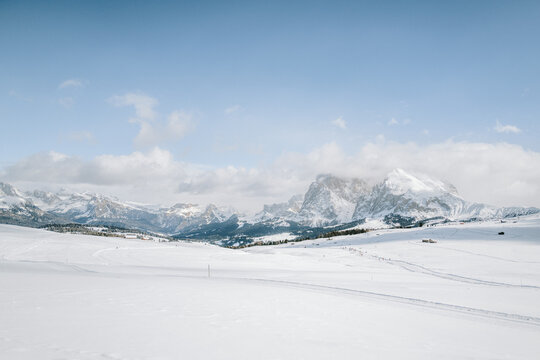 Blick von der Seiser Alm auf das Langkofelmassiv im Winter mit Skipisten und Langlaufloipen