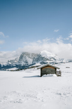 Blick von der Seiser Alm auf das Langkofelmassiv im Winter mit H&uuml;tten, Skipisten und Langlaufloipen im Vordergrund