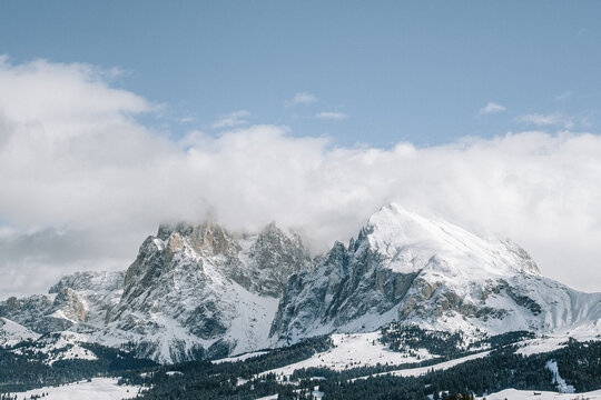 Blick von der Seiser Alm auf das Langkofelmassiv im Winter mit Skipisten und Langlaufloipen