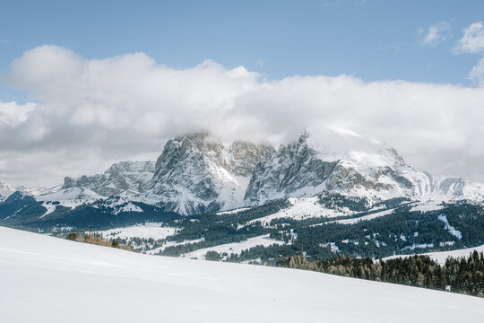 Blick von der Seiser Alm auf das Langkofelmassiv im Winter mit Skipisten und Langlaufloipen